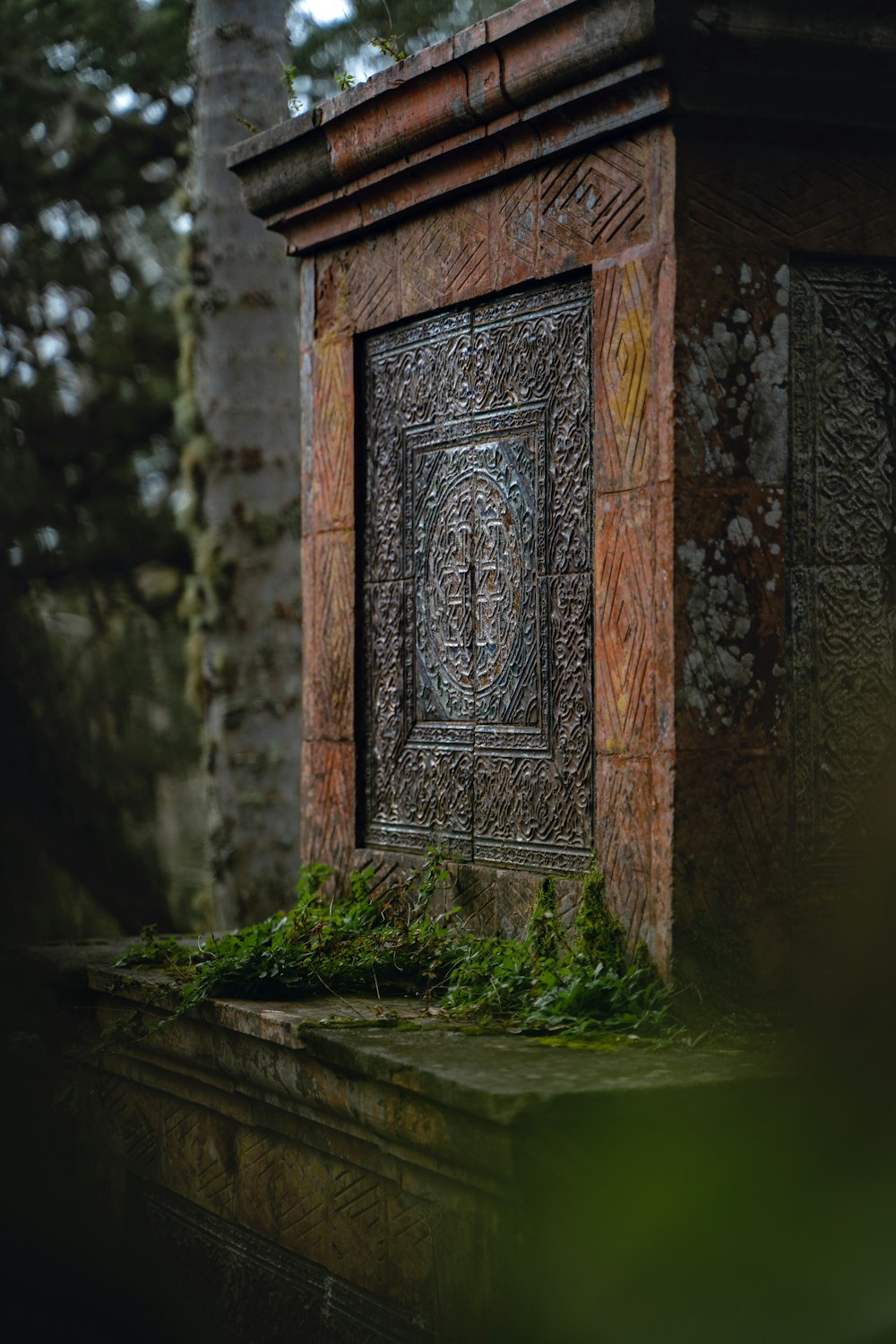 a stone monument with moss growing on it