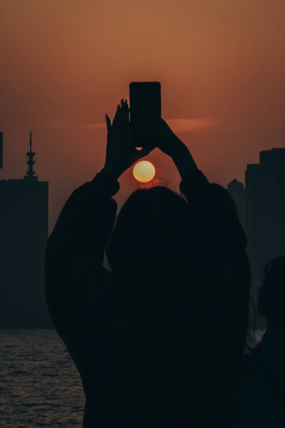 人が太陽の写真を撮っています