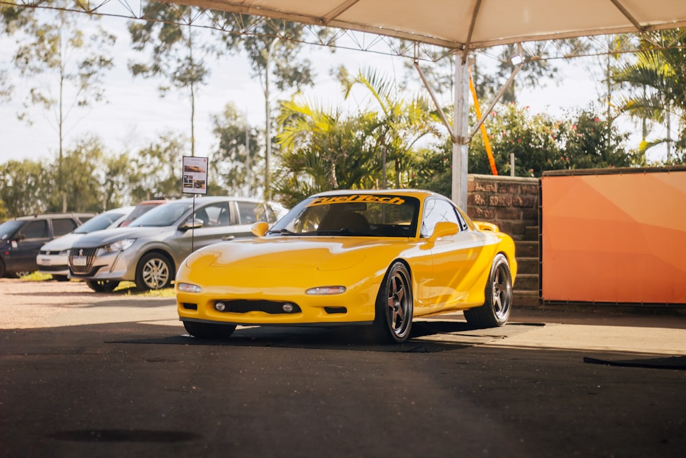 um carro esportivo amarelo estacionado em um estacionamento