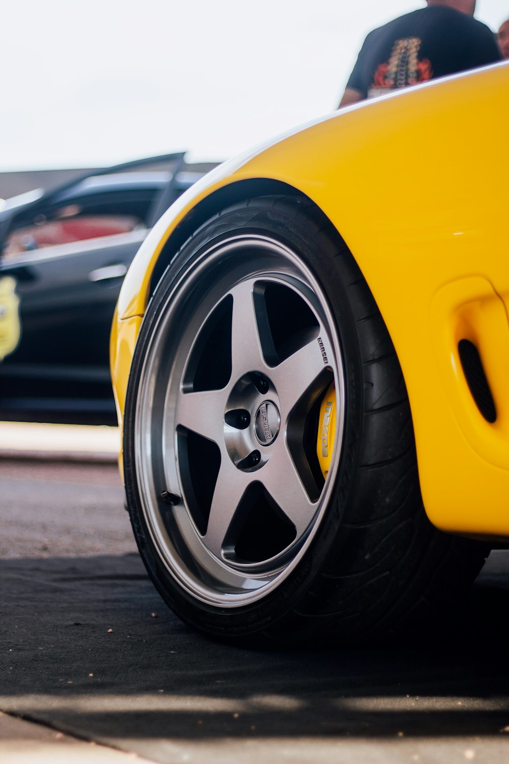 um carro esportivo amarelo estacionado na beira da estrada