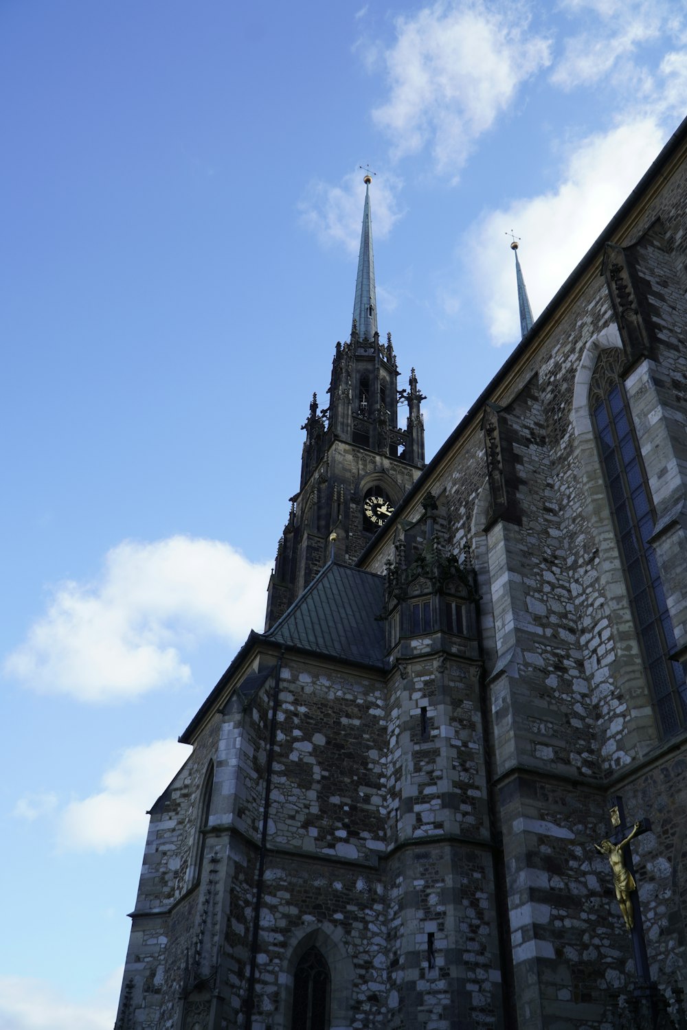 eine Kirche mit einem Kirchturm und einer Uhr darauf