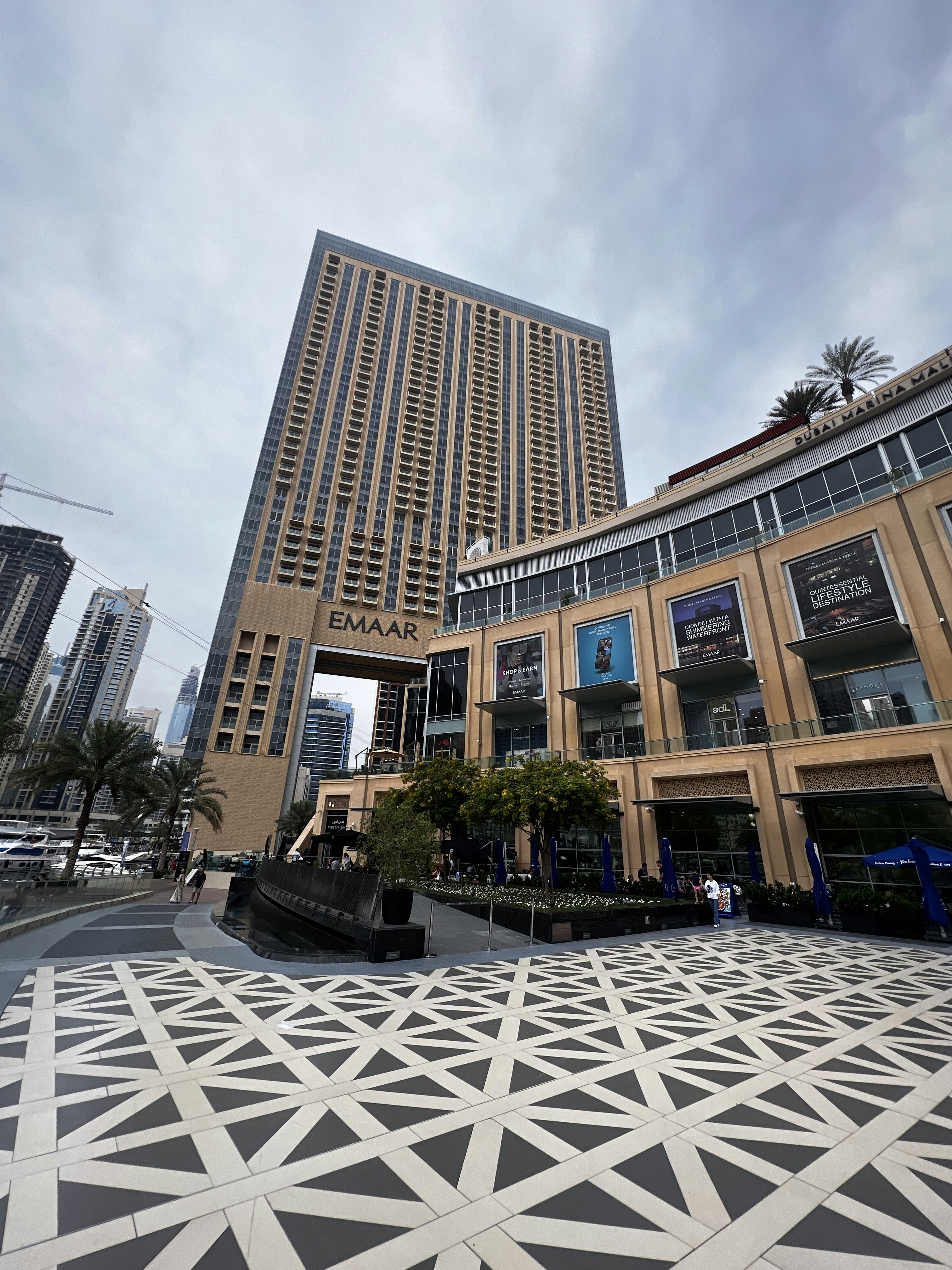 Ein großes Gebäude mit vielen Fenstern