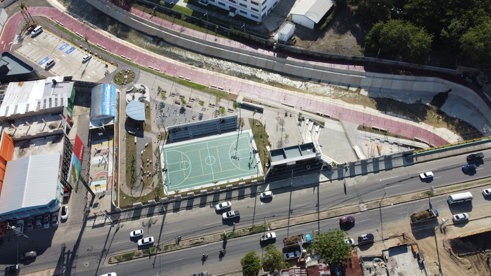 Una vista aérea de una cancha de baloncesto y estacionamiento