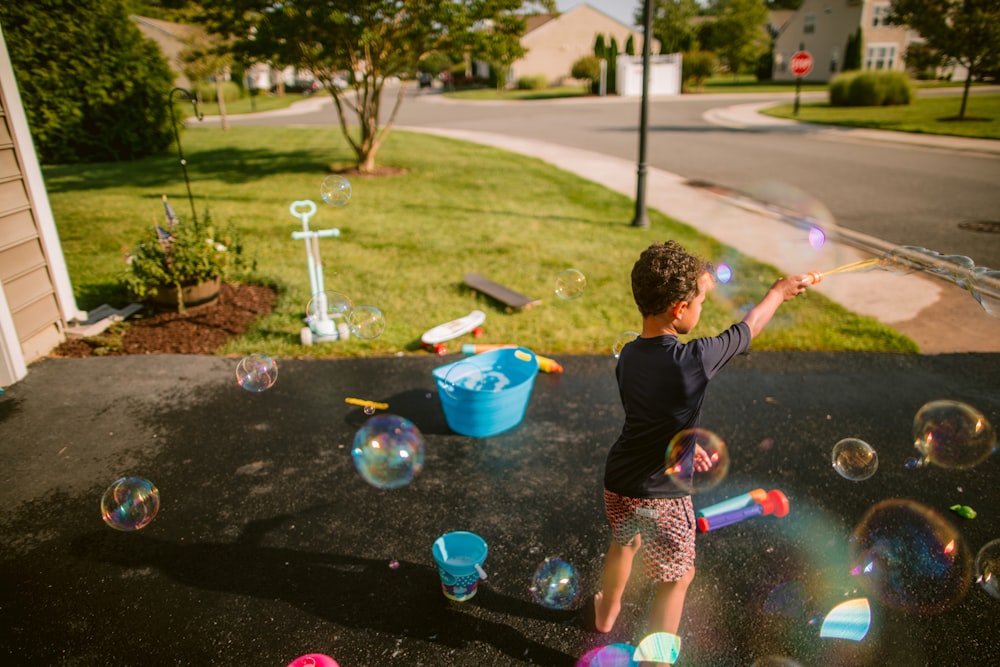 Un ragazzo sta giocando con le bolle di sapone