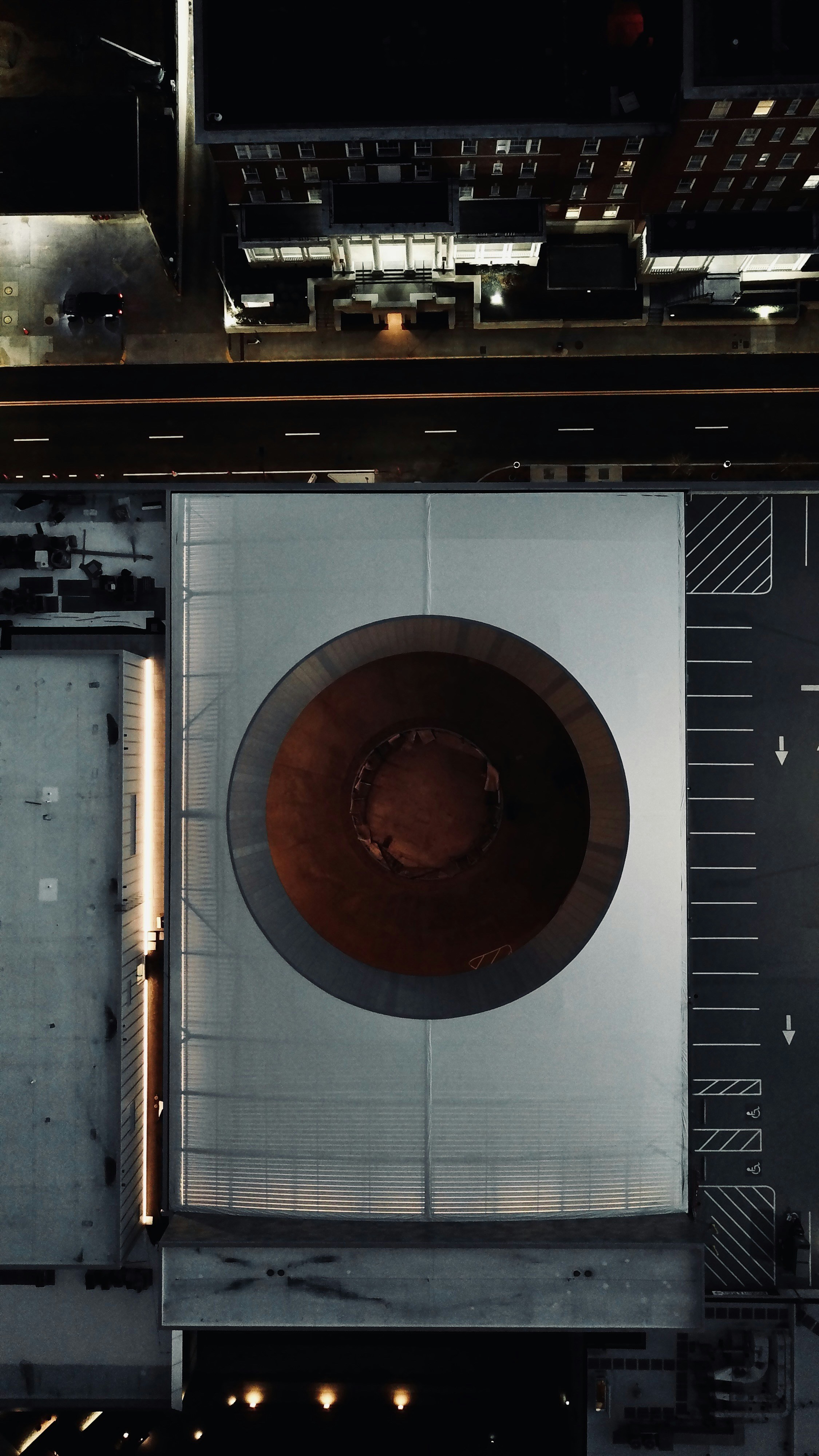 Una vista dall'alto di un oggetto metallico di grandi dimensioni