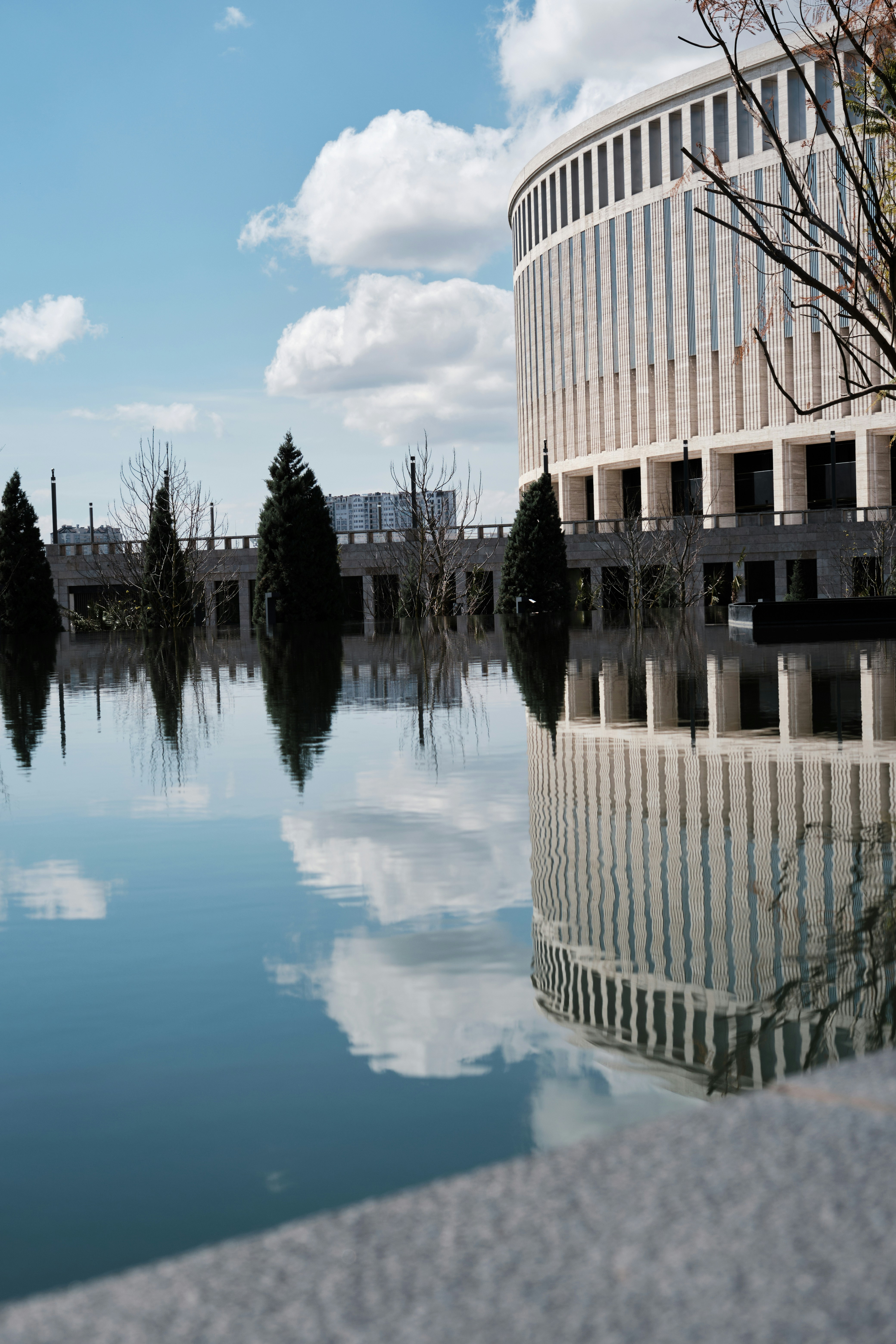un grand plan d’eau à côté d’un grand bâtiment