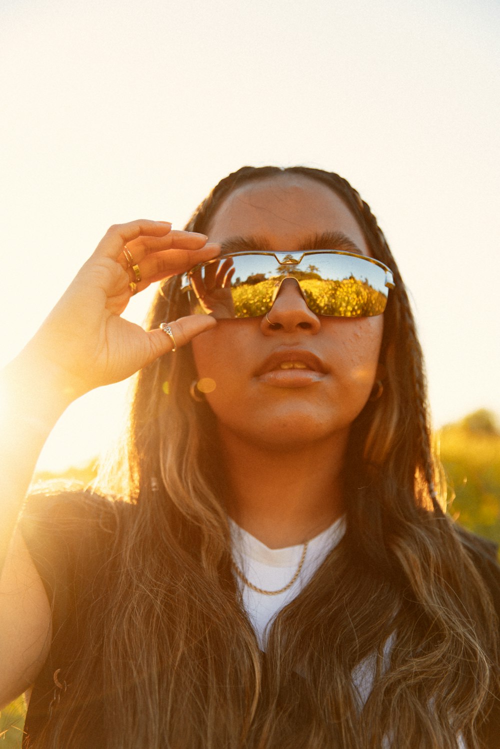 Eine Frau mit langen Haaren, die eine Sonnenbrille trägt