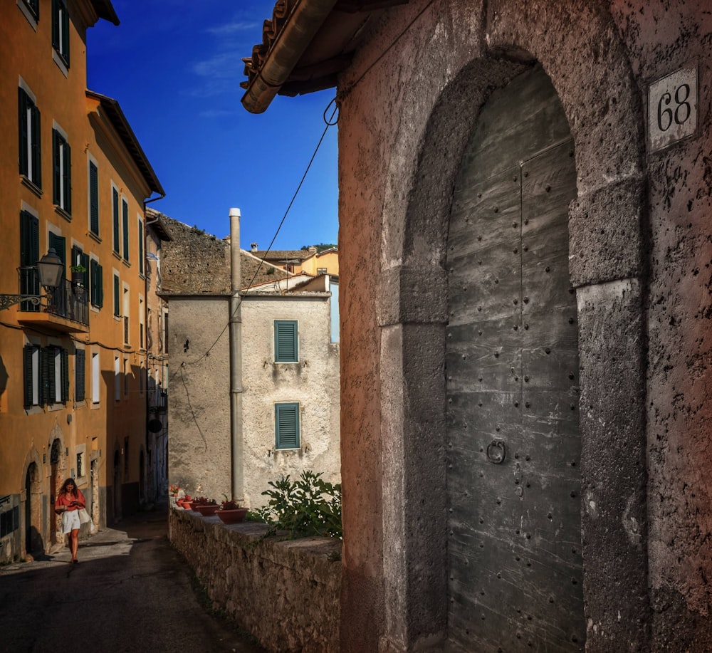 a narrow alley way with buildings in the background