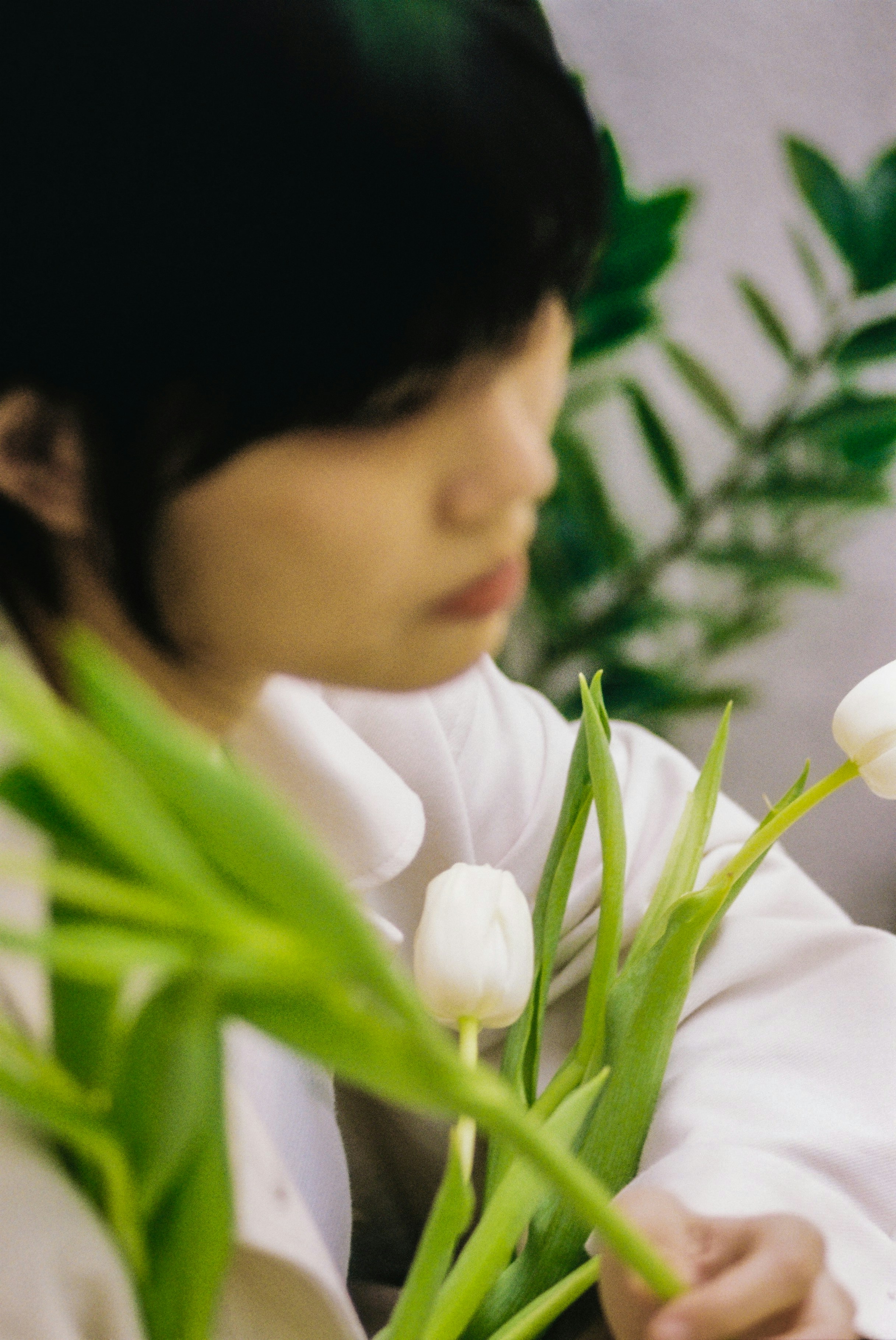 Une femme tenant un bouquet de fleurs blanches