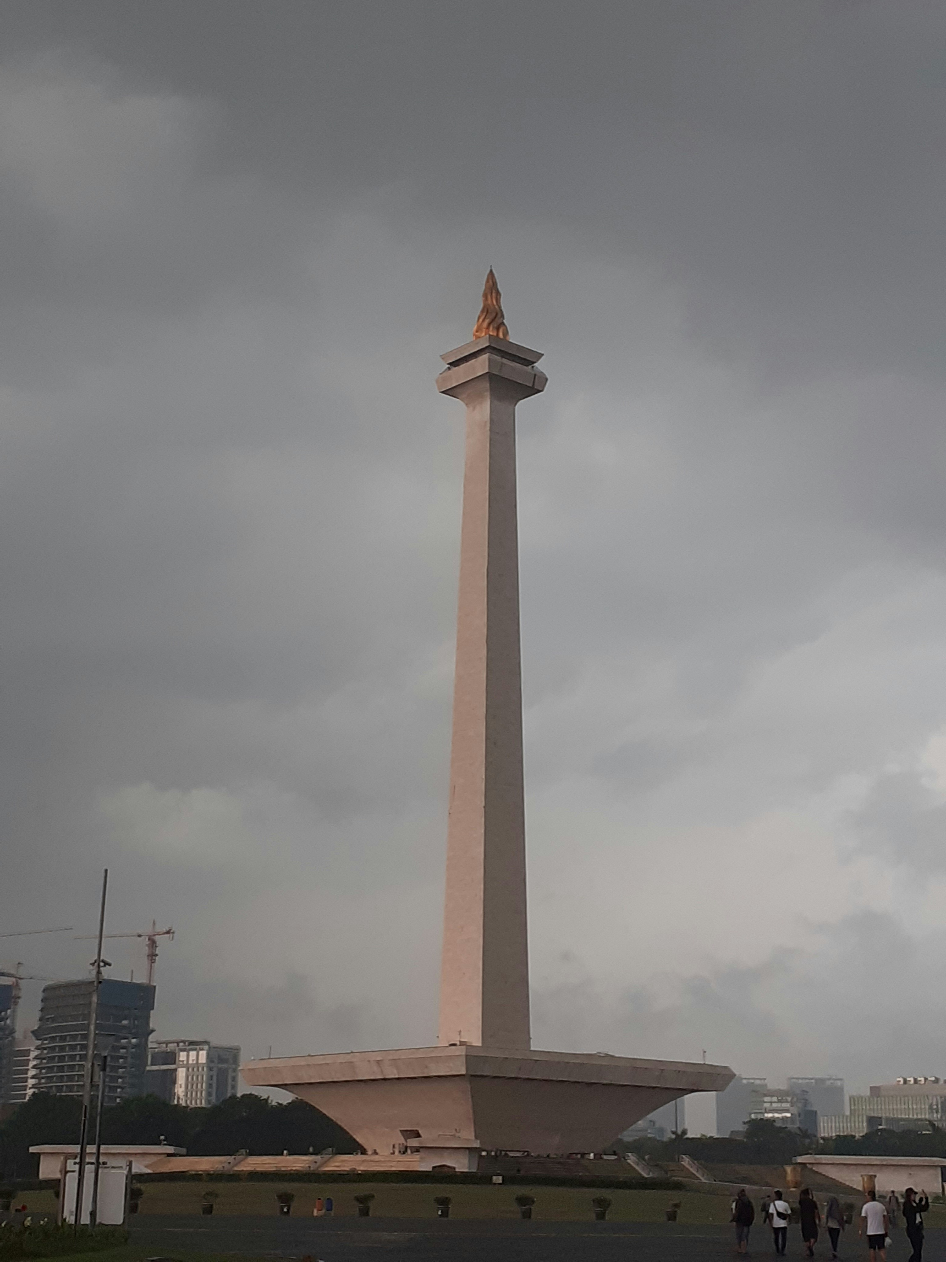 sebuah obelisk tinggi di tengah kota