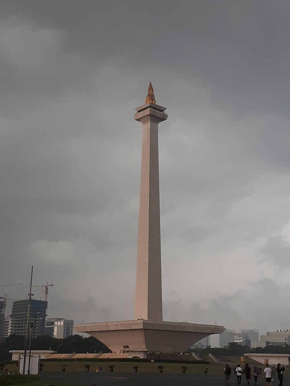 a tall obelisk in the middle of a city