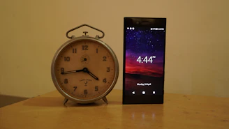 A clock showing 9pm to highlight the best time to call for shortest wait.