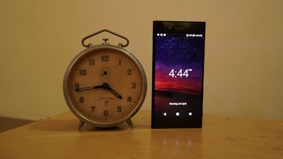 Close-up of a vintage clock showing the time 4:00 PM, symbolizing the wedding hour.