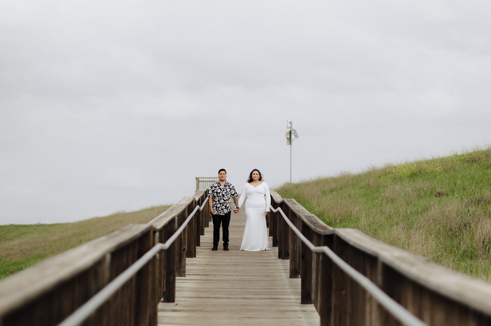 Un homme et une femme marchant sur un pont de bois