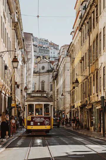 Bonde amarelo em rua histórica de Lisboa