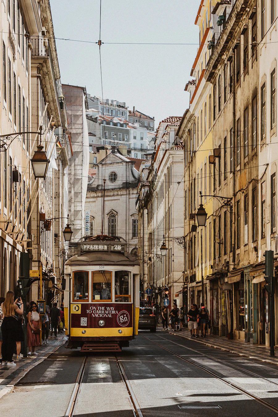 Rua histórica de Lisboa com elétrico