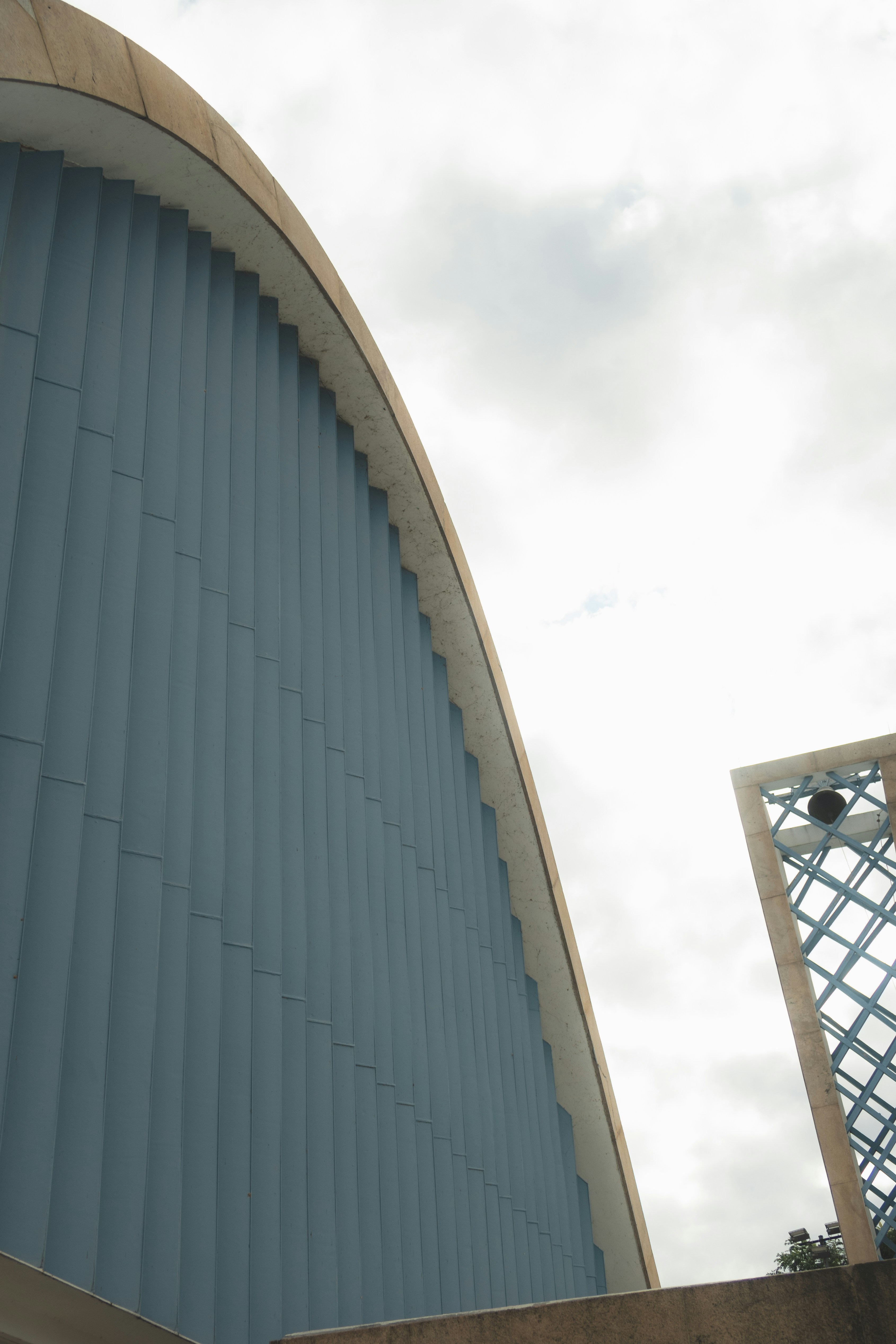 um edifício alto com um fundo do céu