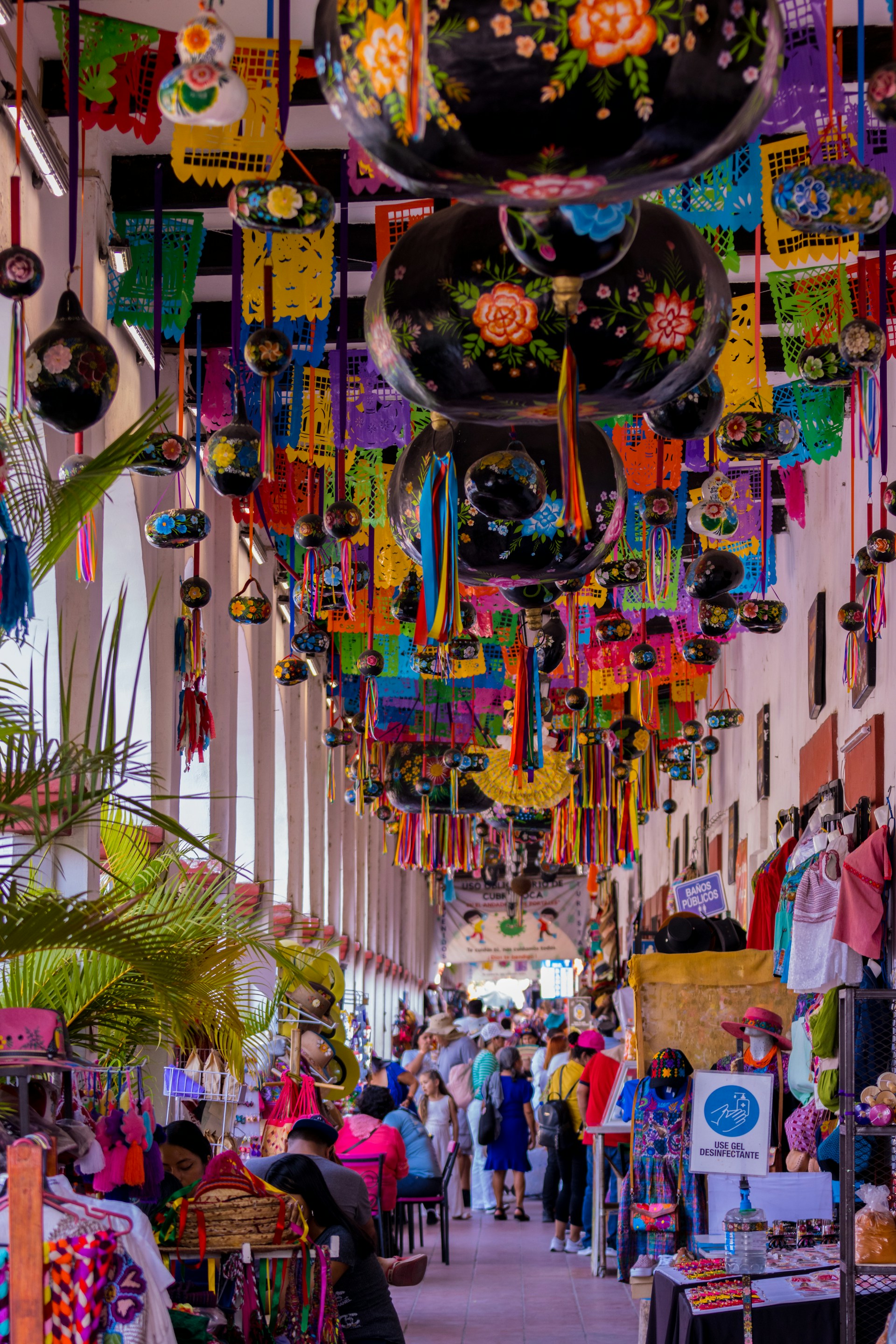 A bustling market scene in a Mexican pueblo mágico, filled with traditional crafts and local foods.