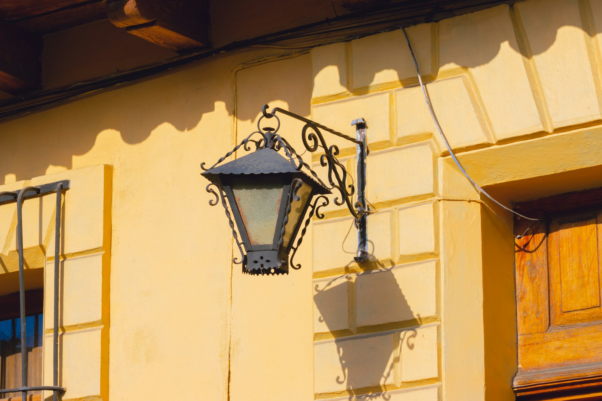 a street light hanging from the side of a building