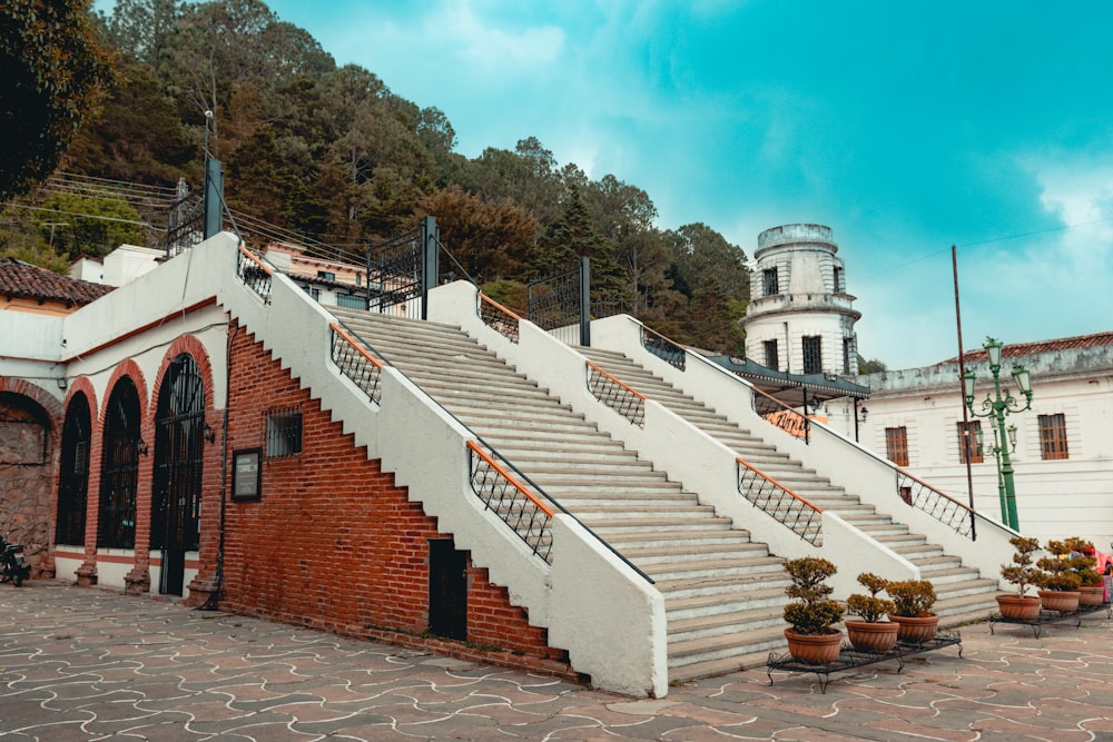 un conjunto de escaleras que conducen a un edificio