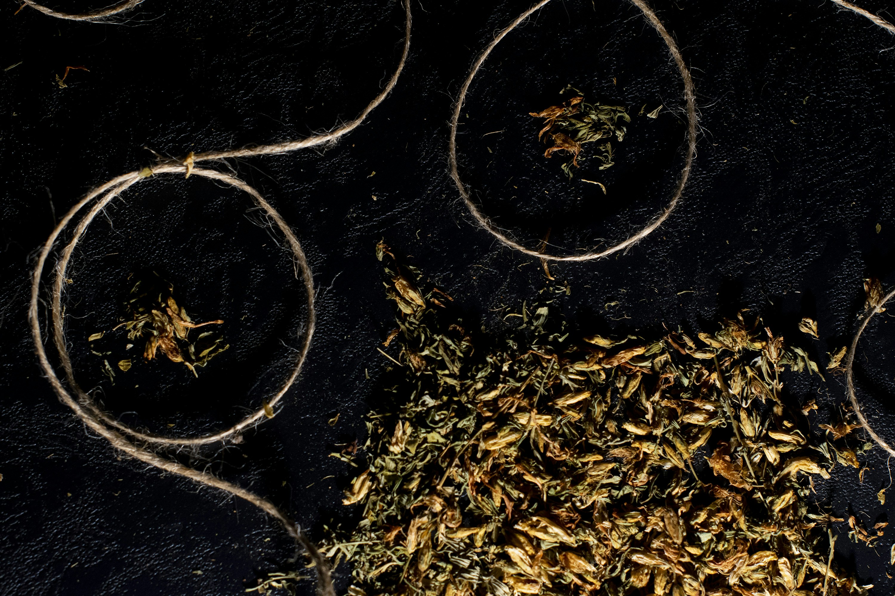 un tas d’herbes séchées assis sur une table