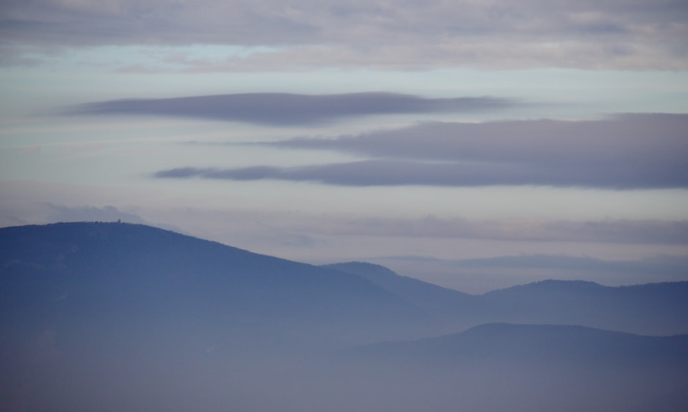 Ein Fernblick auf eine Bergkette in der Ferne