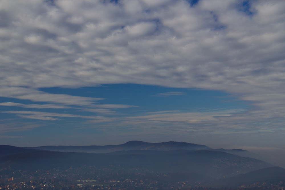 Blick auf eine Bergkette mit Wolken am Himmel