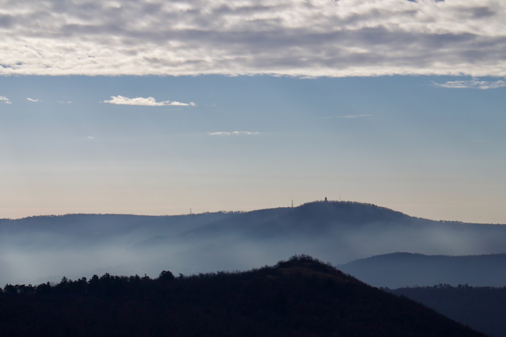 Ein Blick auf einen Hügel mit einem Turm in der Ferne