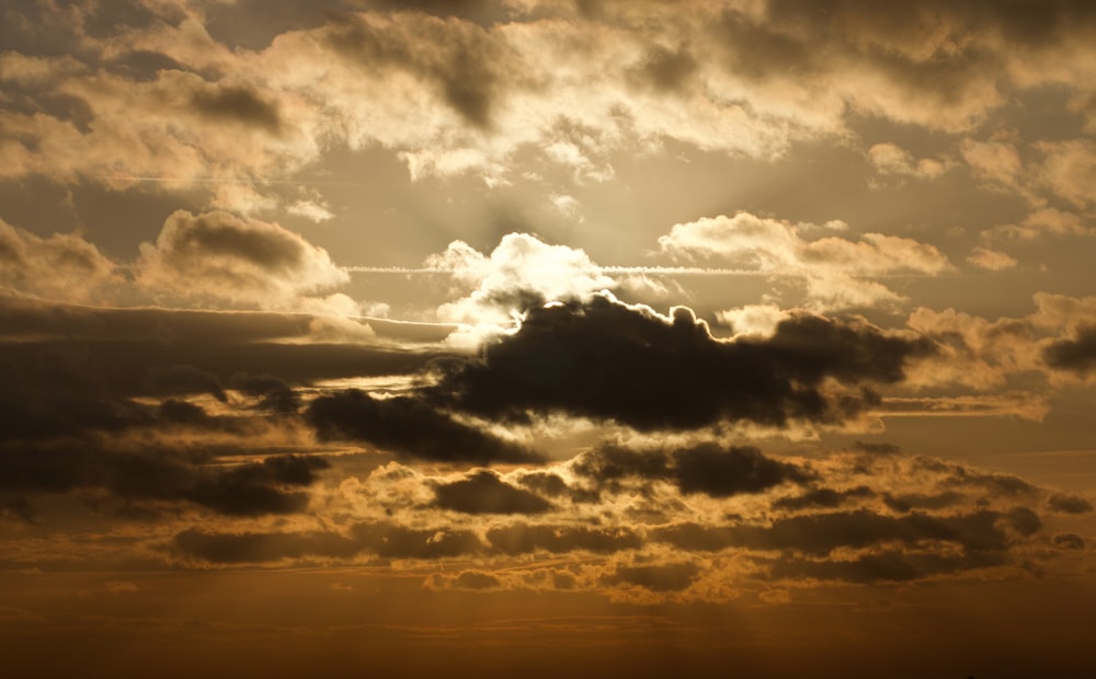 Die Sonne scheint durch die Wolken am Himmel