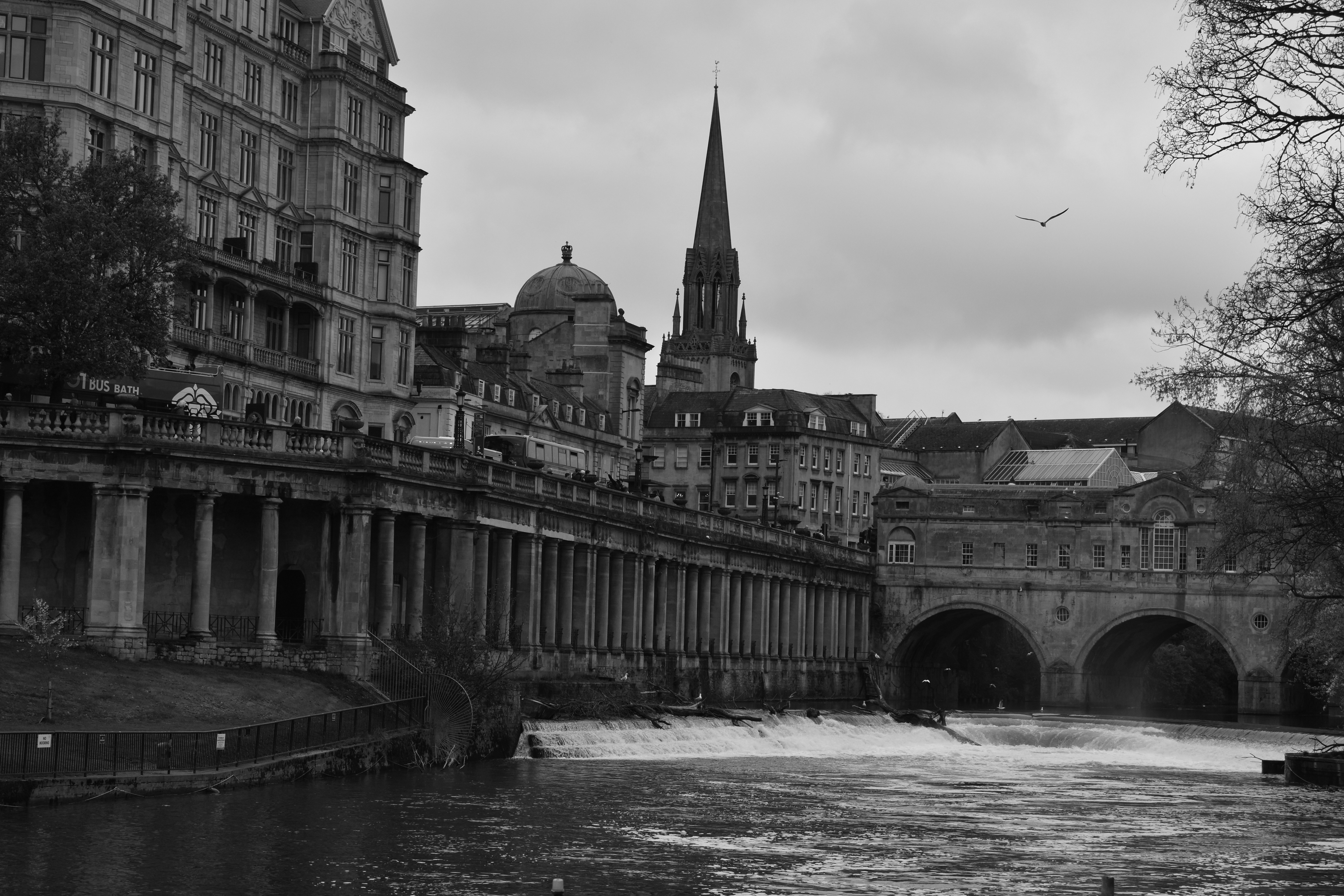 Une photo en noir et blanc d’une rivière dans une ville