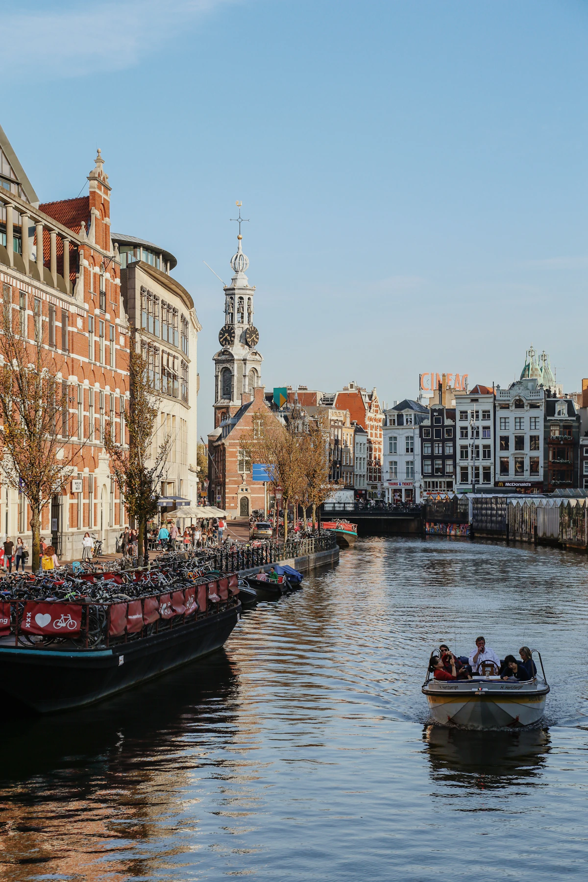 Canales y edificios tradicionales del centro de Ámsterdam