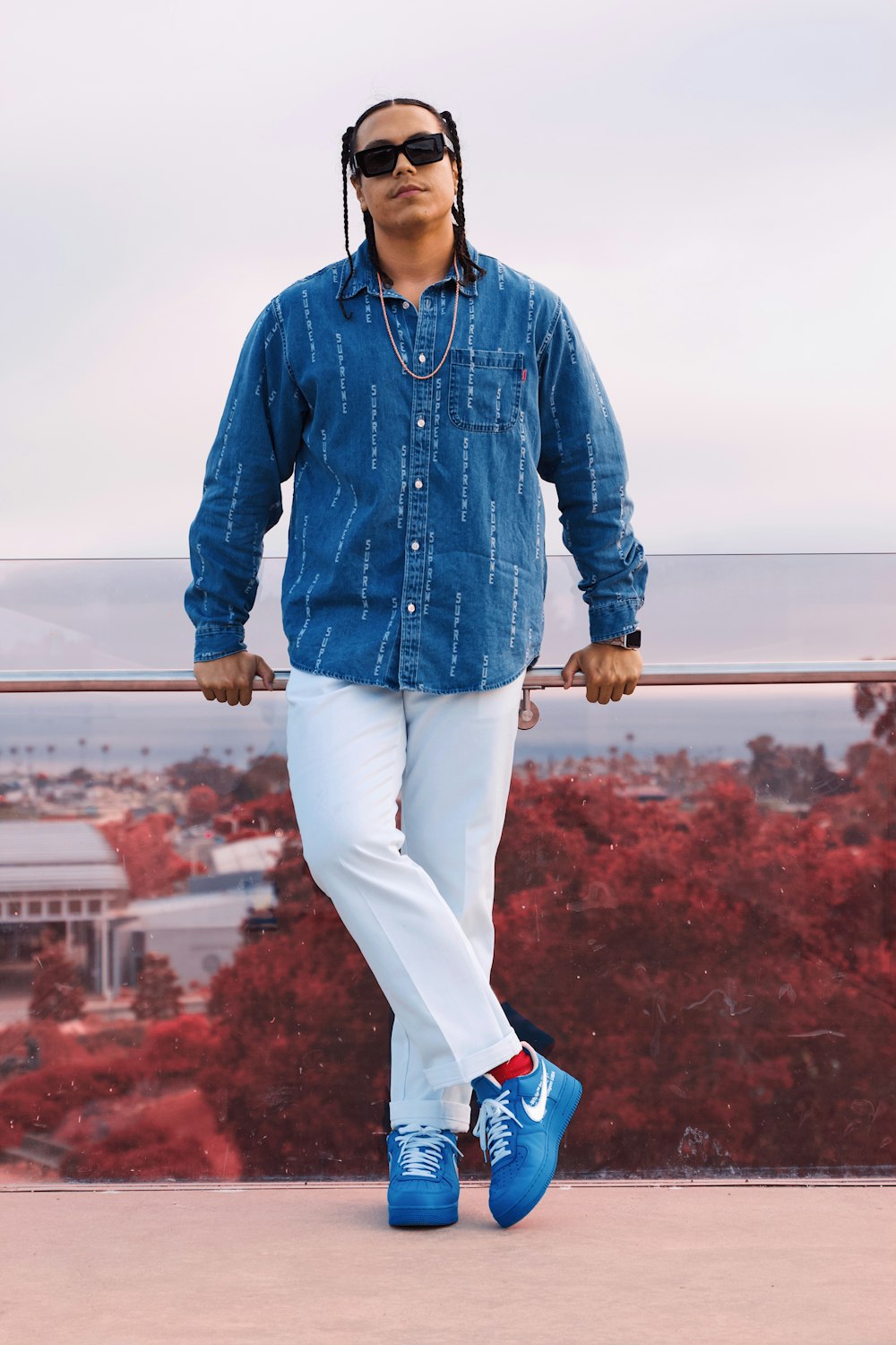 A man in a blue shirt and white pants photo – Free Manhattan beach