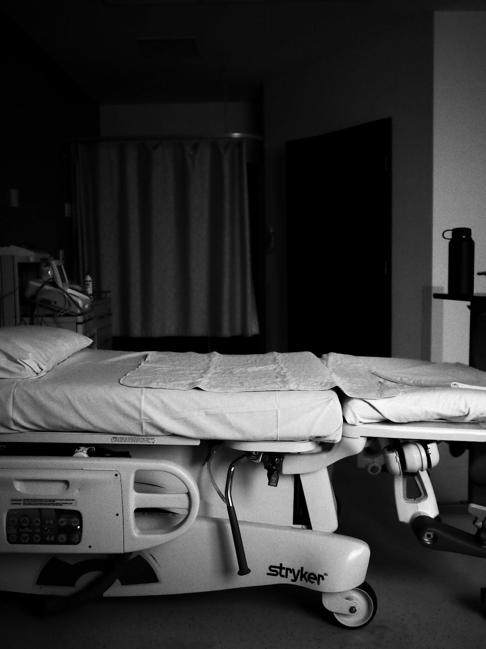 Una foto en blanco y negro de una cama de hospital