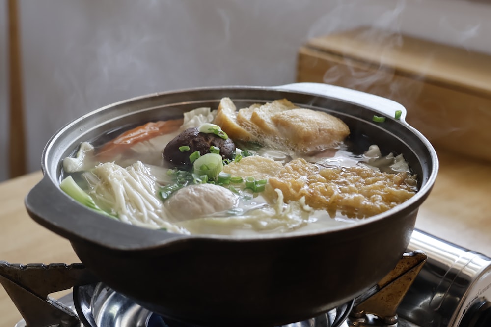 une casserole de soupe sur le dessus d’une cuisinière