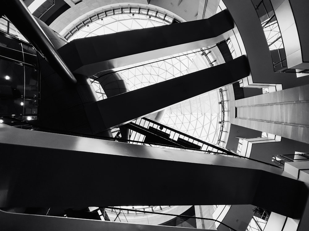 Une photo en noir et blanc d’un escalier en colimaçon