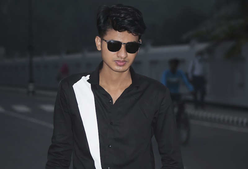 Itsevarma mies aurinkolaseissa