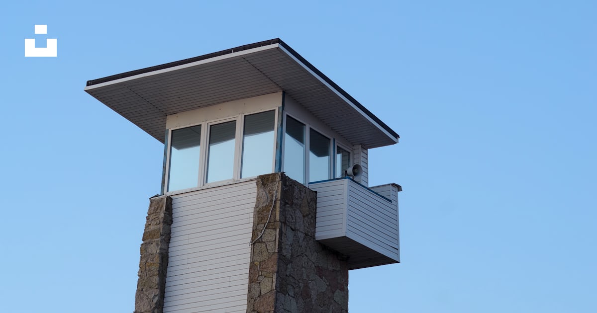 Foto zum Thema Ein hoher Turm mit einem Balkon darauf Kostenloses