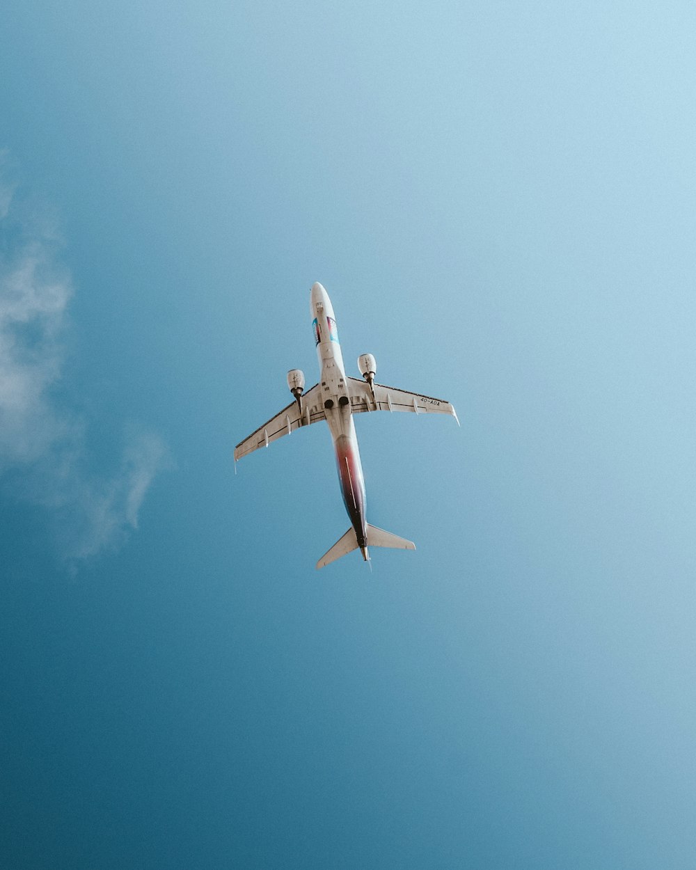 Ein Flugzeug fliegt in den blauen Himmel