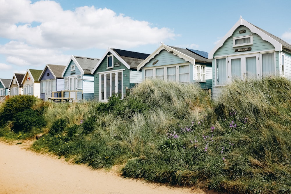 une rangée de maisons de plage assises les unes à côté des autres