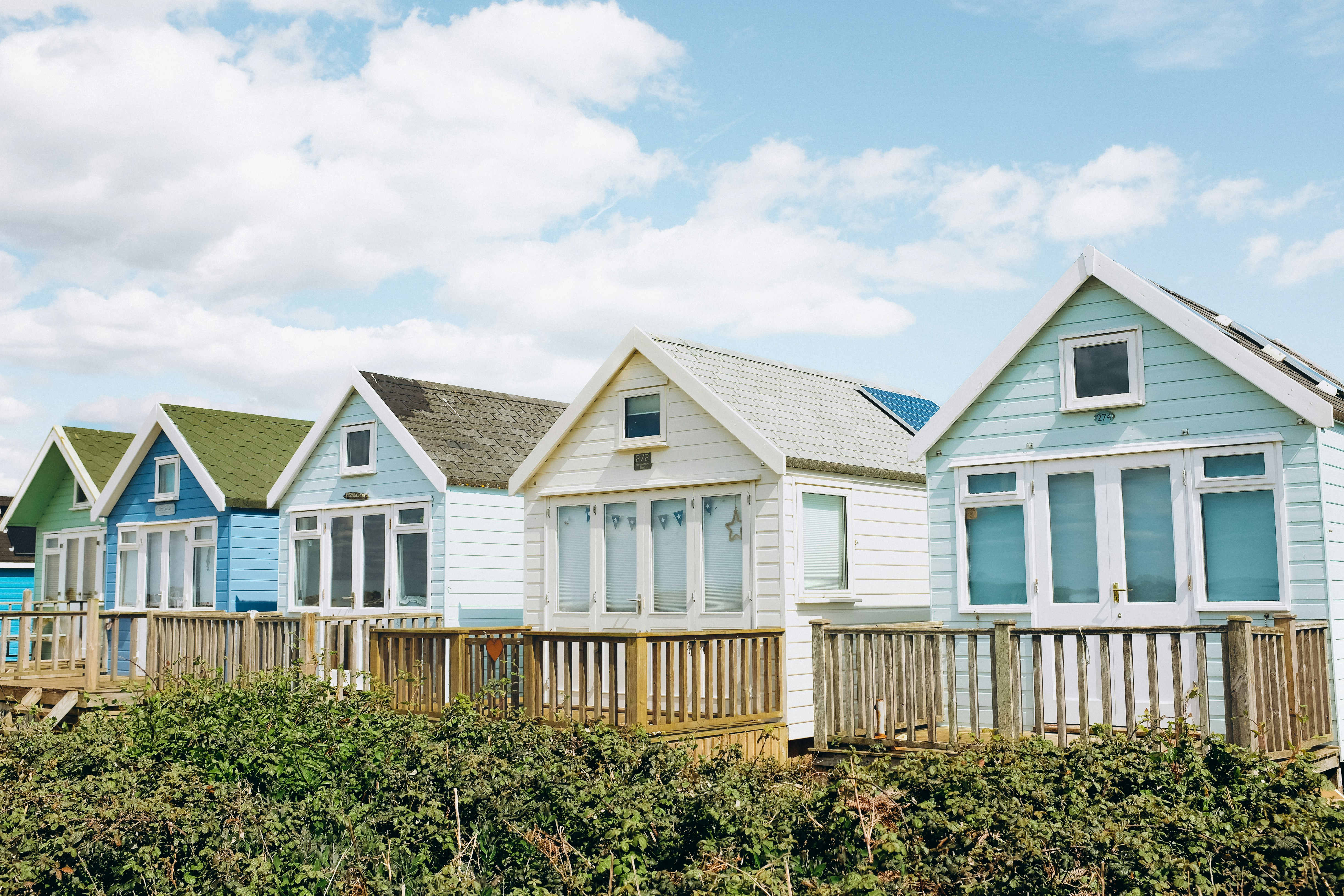 a row of beach houses sitting next to each other, Row of beach homes in Mudeford