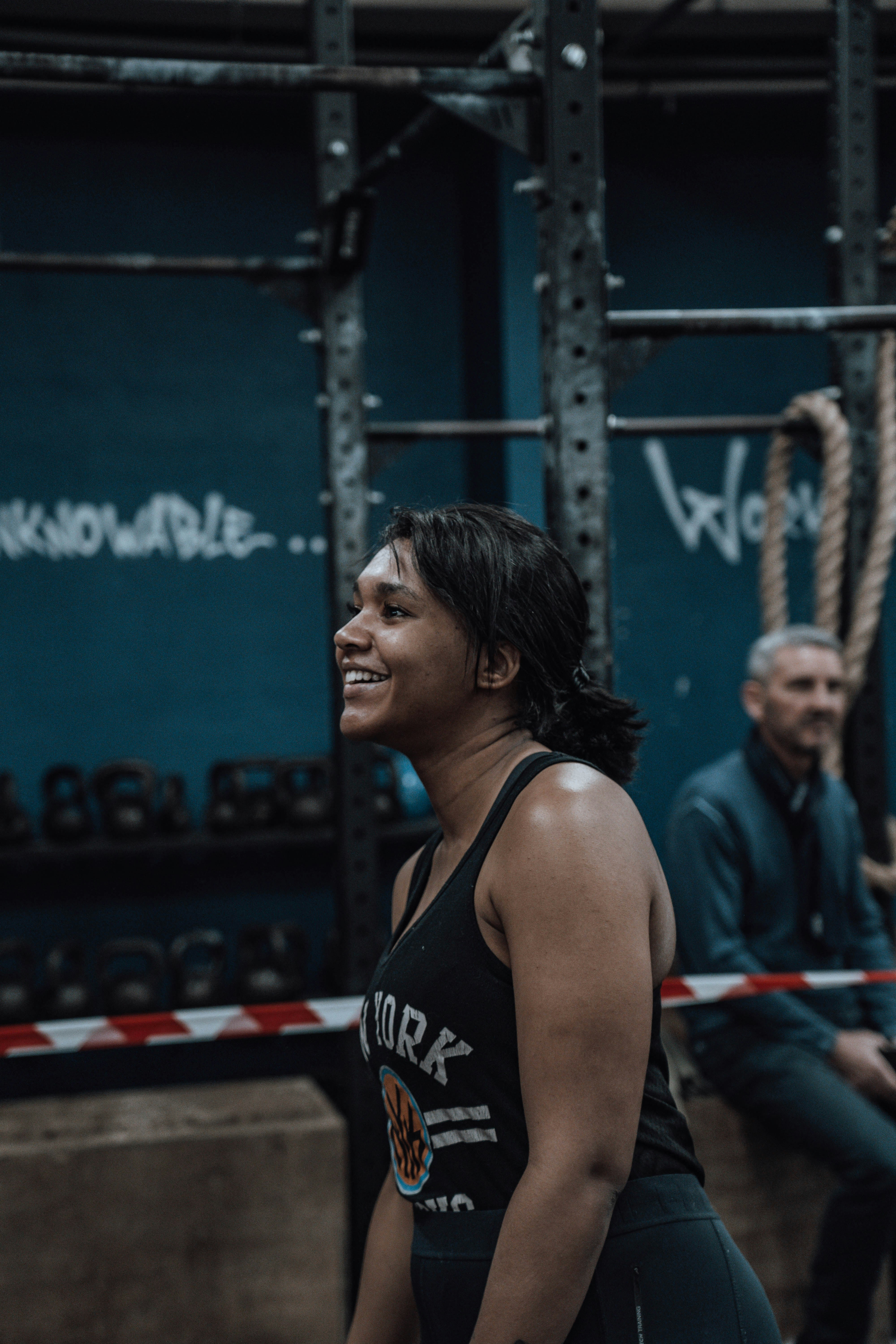 Persona entrenando con pesas y sonriendo