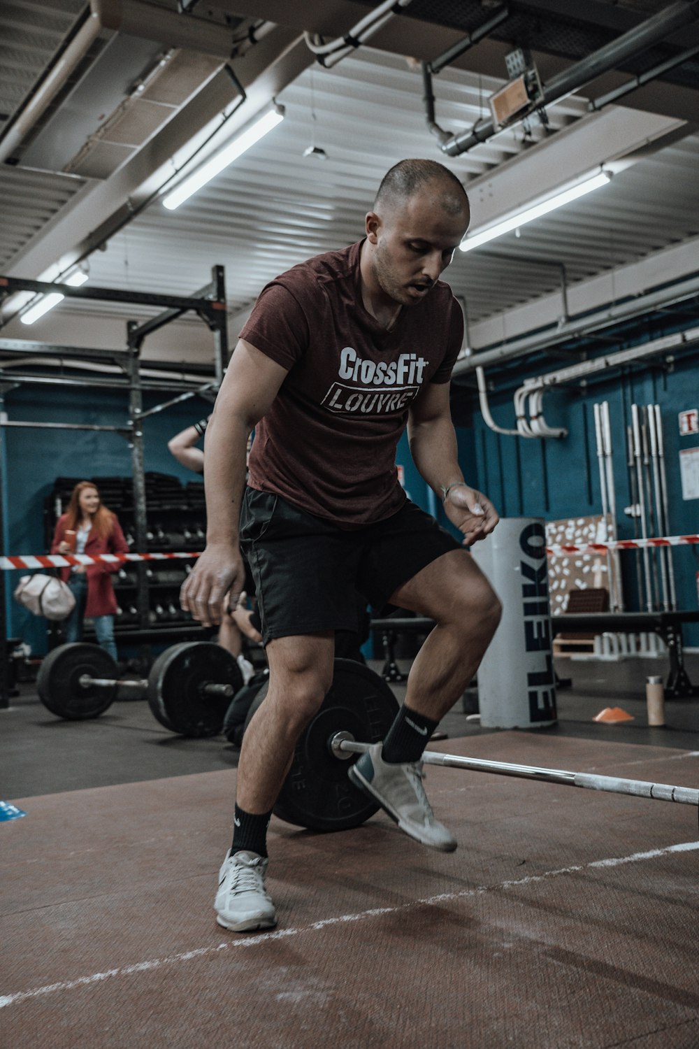A man in a gym preparing to do a squat photo – Free Woman Image on Unsplash