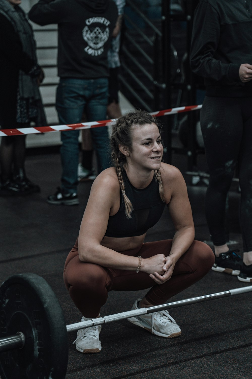 Una donna accovacciata su un bilanciere in una palestra CrossFit foto –  Adulto Immagine gratuita su Unsplash