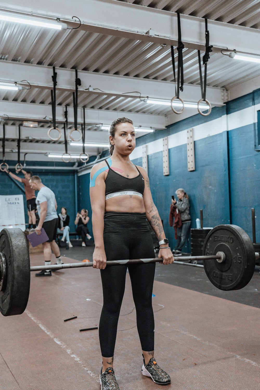 Una donna che tiene un bilanciere in una palestra