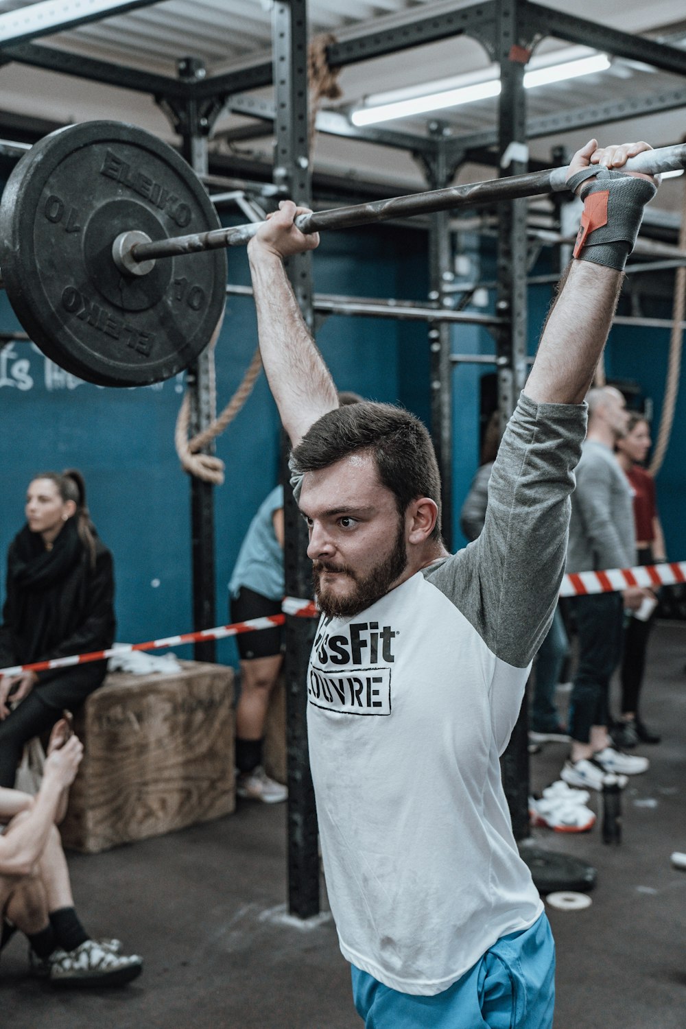 Un homme soulevant une barre dans un gymnase de CrossFit photo – Photo  Adulte Gratuite sur Unsplash