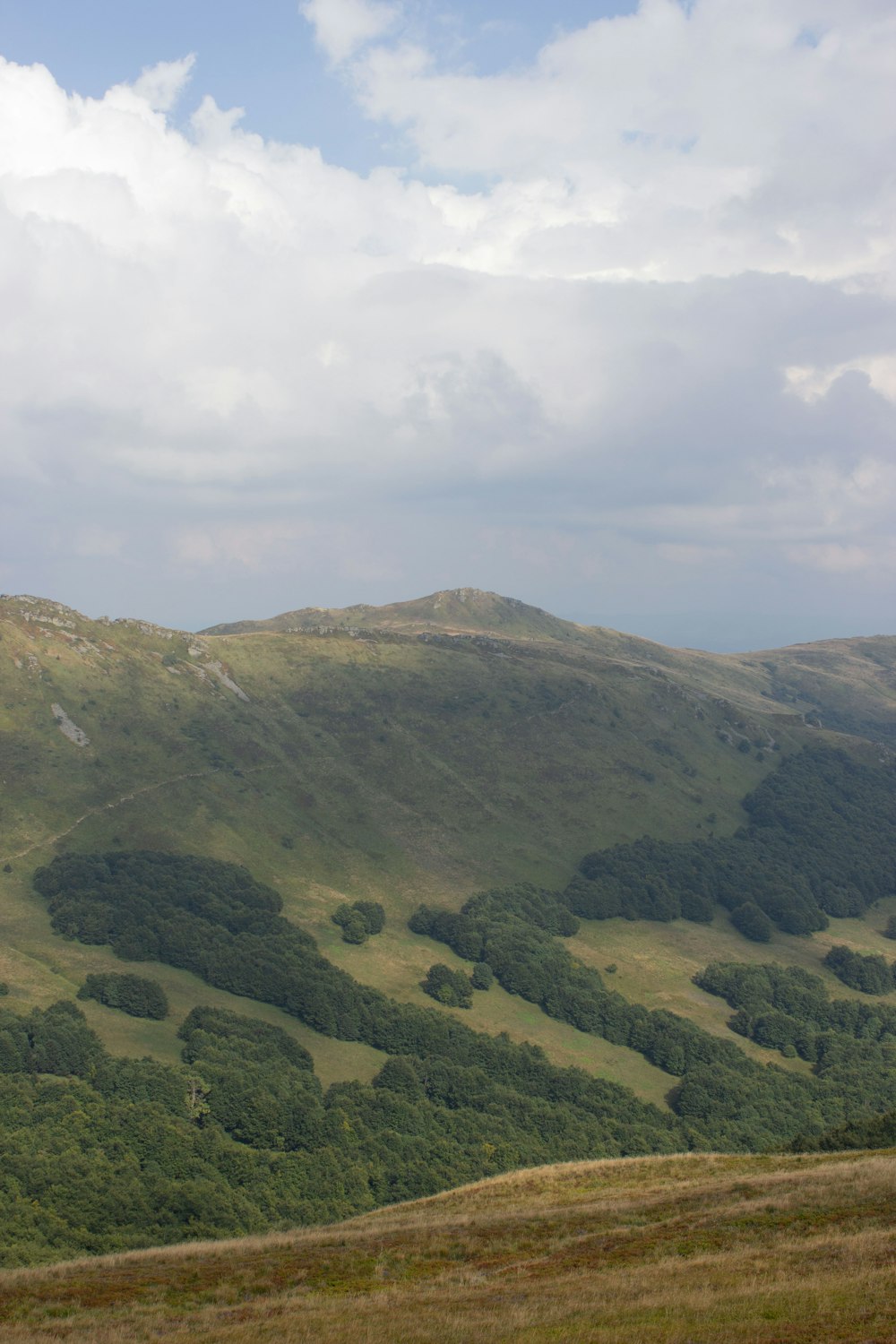 una vista di una catena montuosa da lontano