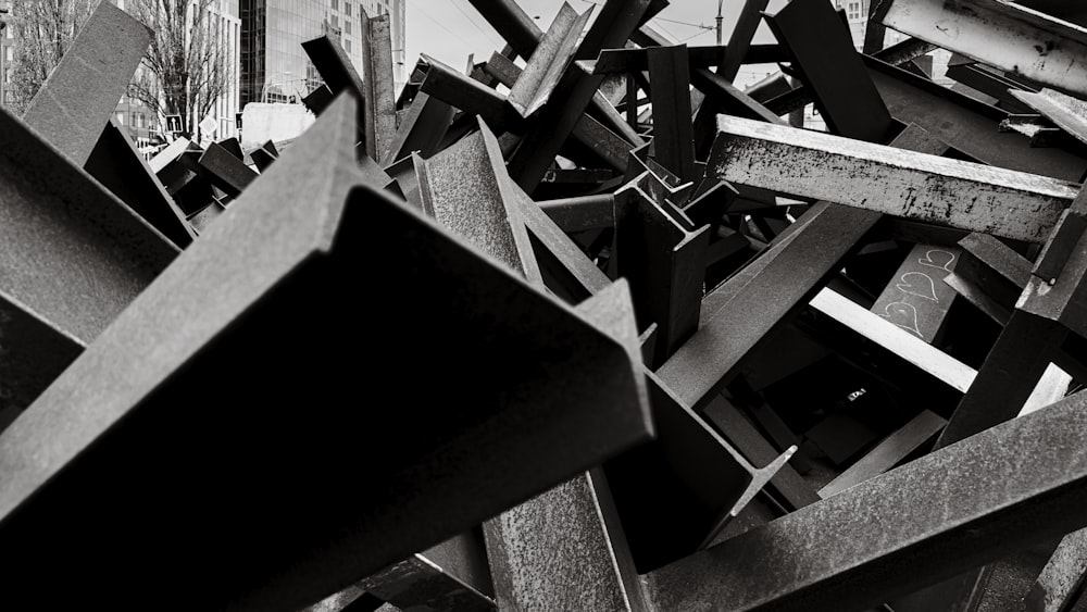 Une photo en noir et blanc d’un tas d’objets métalliques