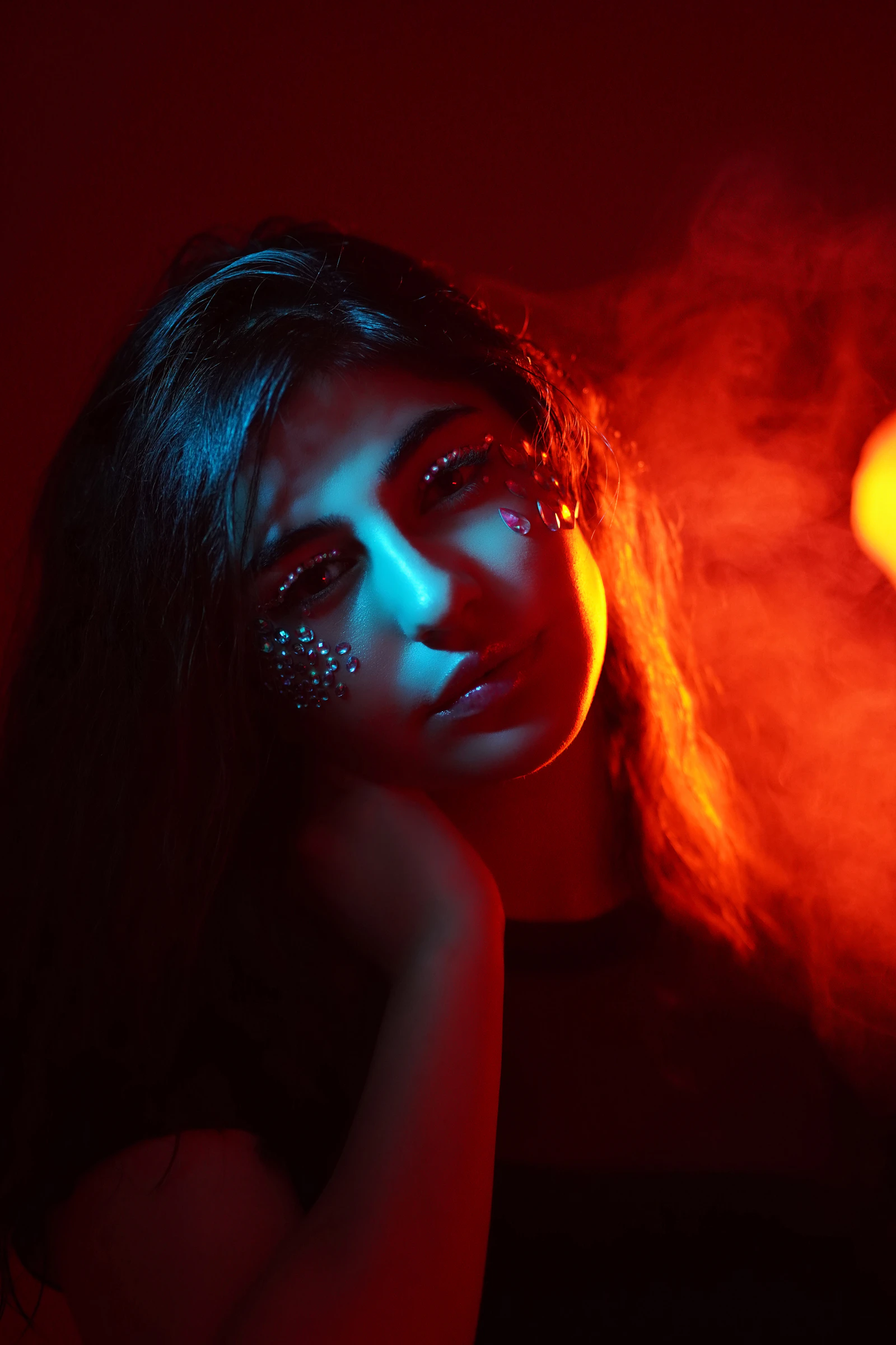 Mujer en penumbra con luz roja, atmósfera íntima y dramática