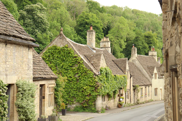 An ivy-clad stone townhouse on a Oxfordshire street