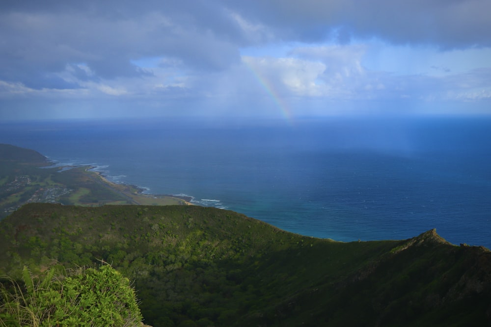 Un arcobaleno brilla nel cielo sopra l'oceano